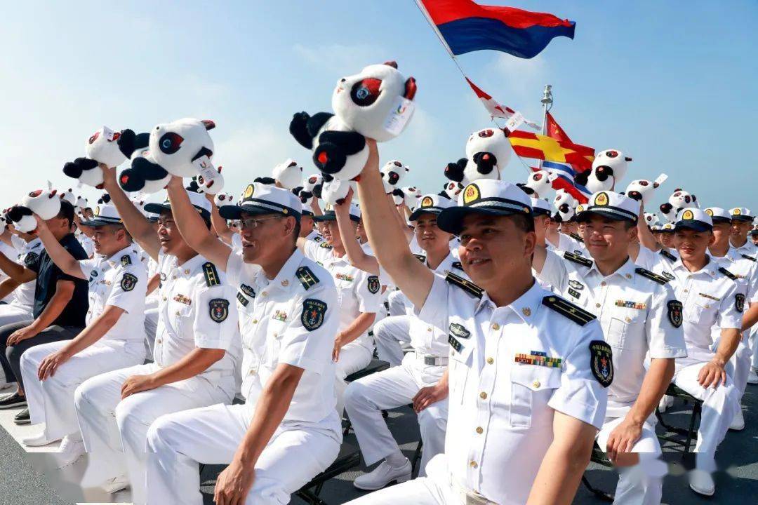 成都舰官兵观看慰问演出成都凉面,四川火锅……一系列特色小吃,招牌