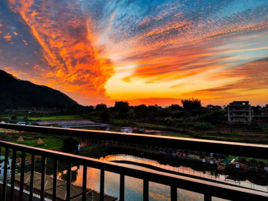 罗定石牛山晚霞罗定人民广场的晚霞罗定市政广场的落日红橙色装饰了