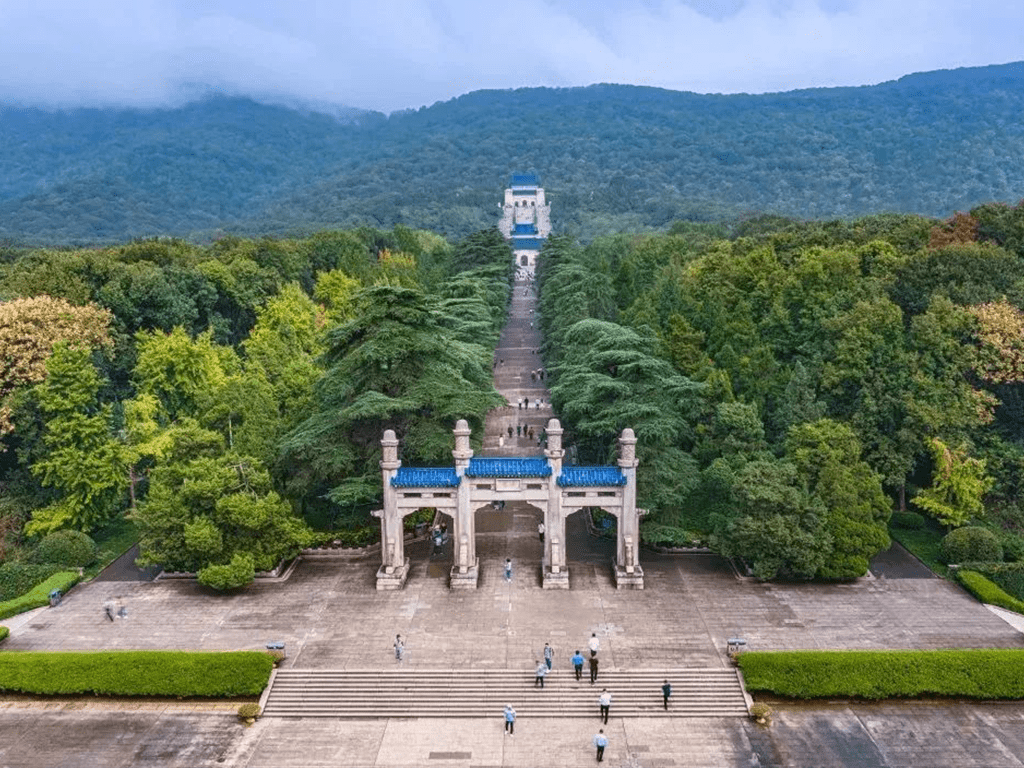 蔣王廟線是登頂紫金山的經典路線,該路線全程樹蔭環繞,坡度由緩及陡