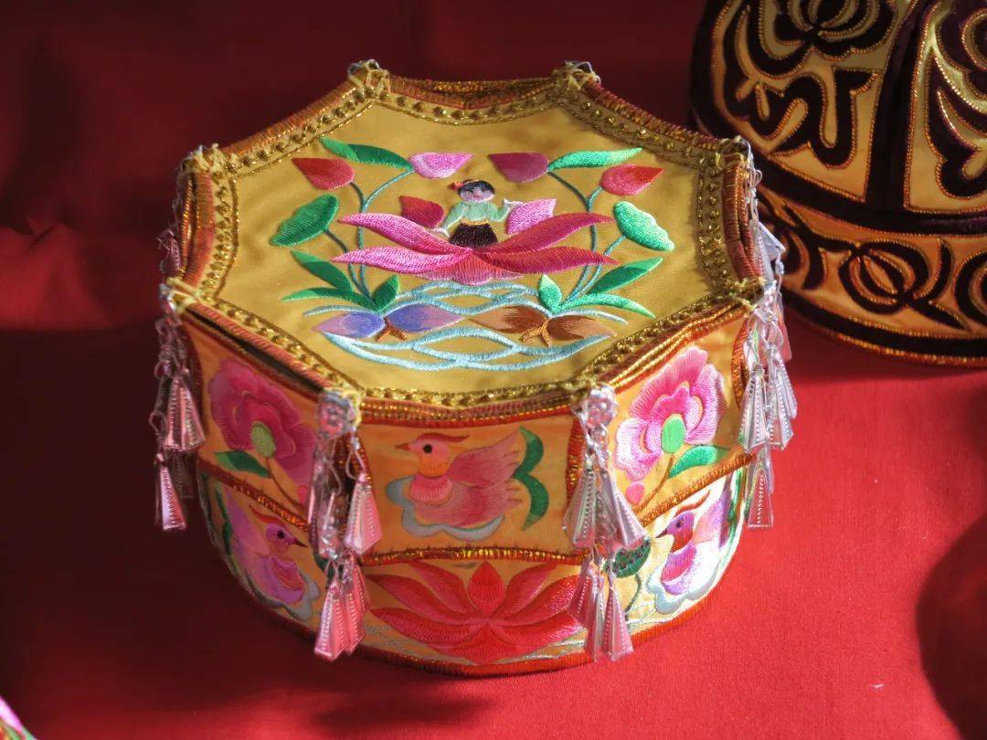 温度临沧 | 耿马傣族刺绣_绣花鞋_图案_色彩