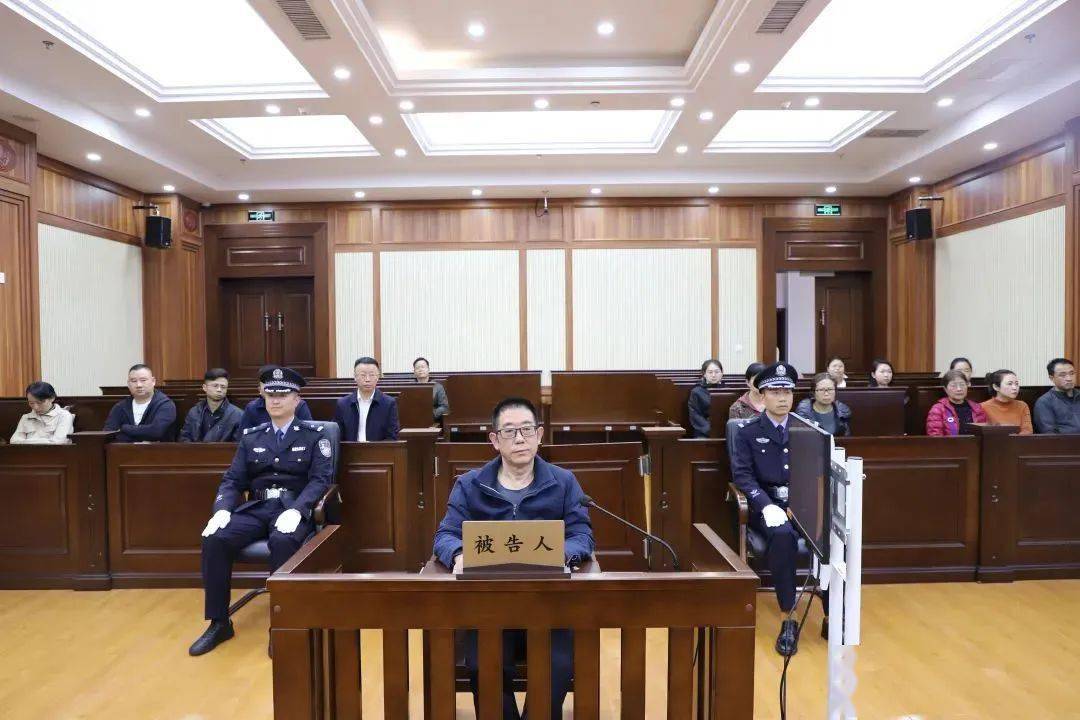 2006年至2023年,被告人张富杰利用担任平坝县委副书记,代理县长,县长