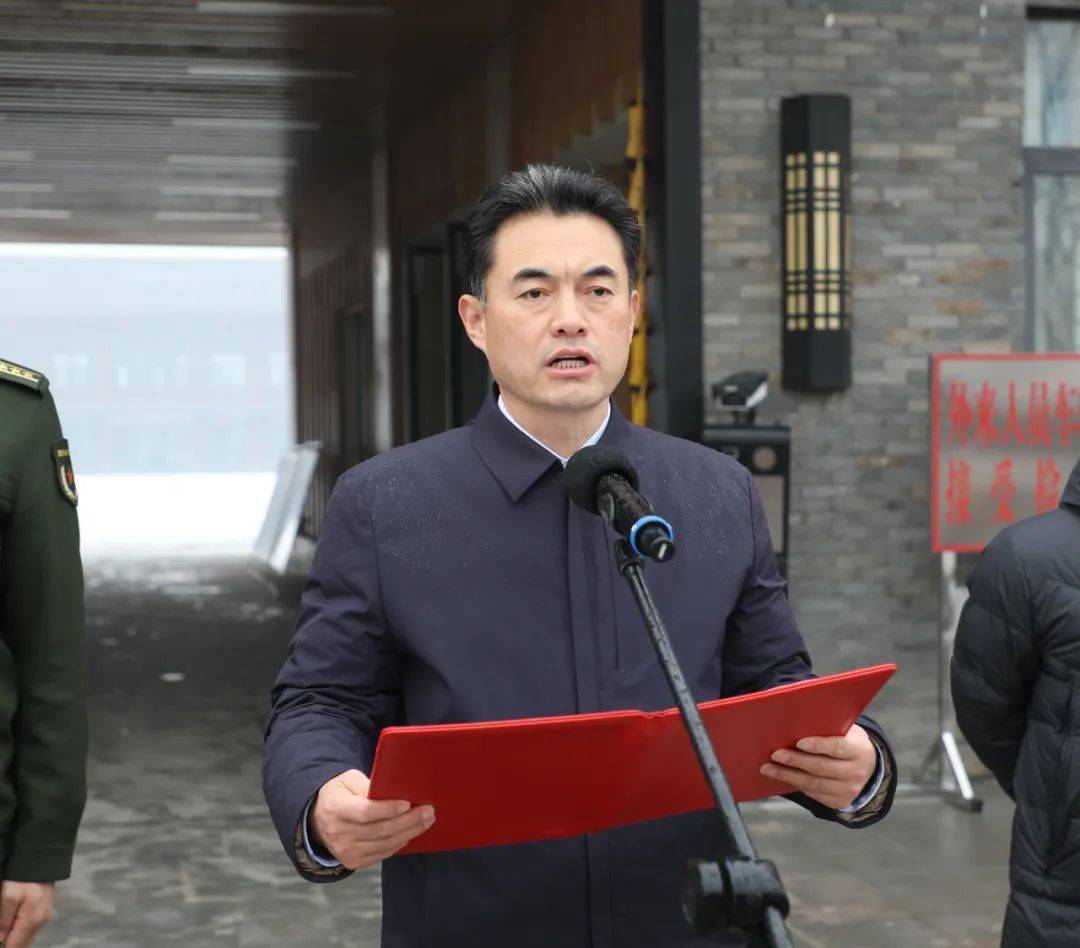 仪式上,濮阳军分区大校司令员李本涛和县委书记高尚功共同为训练基地