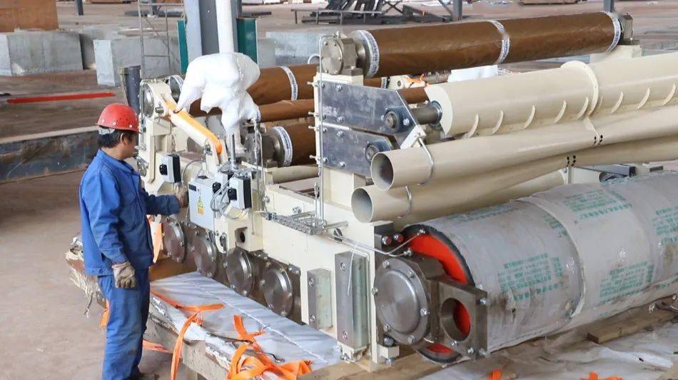 贵港市首条德国技术压板生产线开始安装_木业_集团_广西