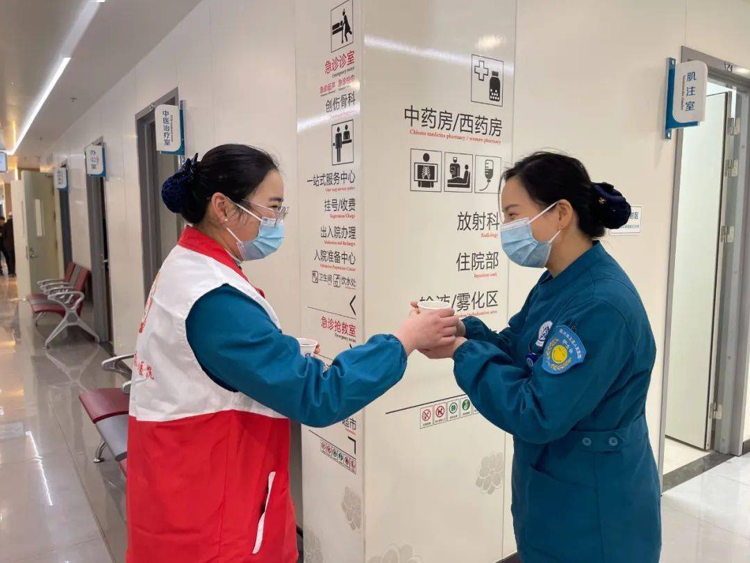 王店人民医院团支部开展"寒冬送温暖 姜茶暖人心"活动