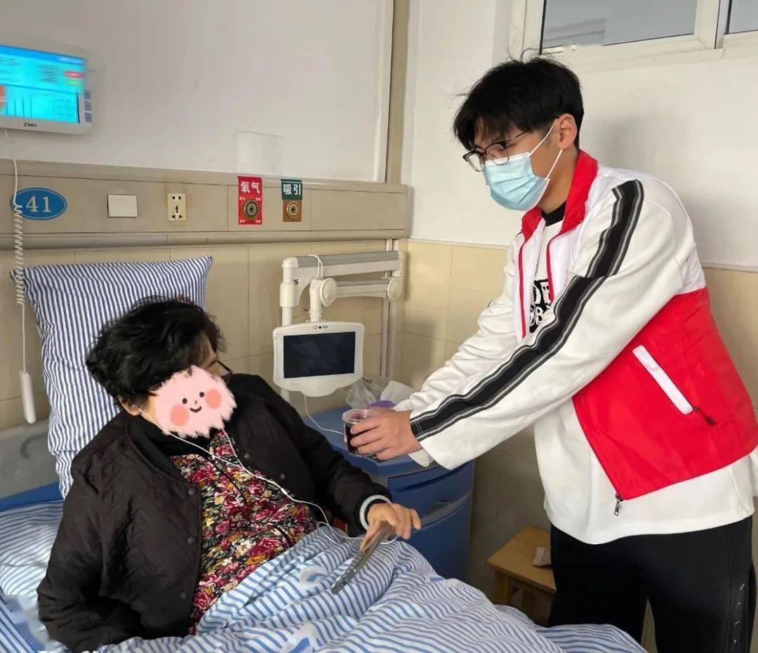王店人民医院团支部开展"寒冬送温暖 姜茶暖人心"活动