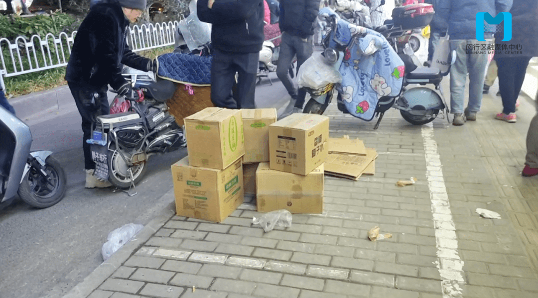 行道树下还有拆下来的食品外包装和封箱带