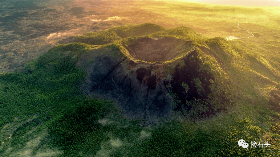 是五座呈串珠狀排列的湖泊,在湖泊的周圍有14座火山錐