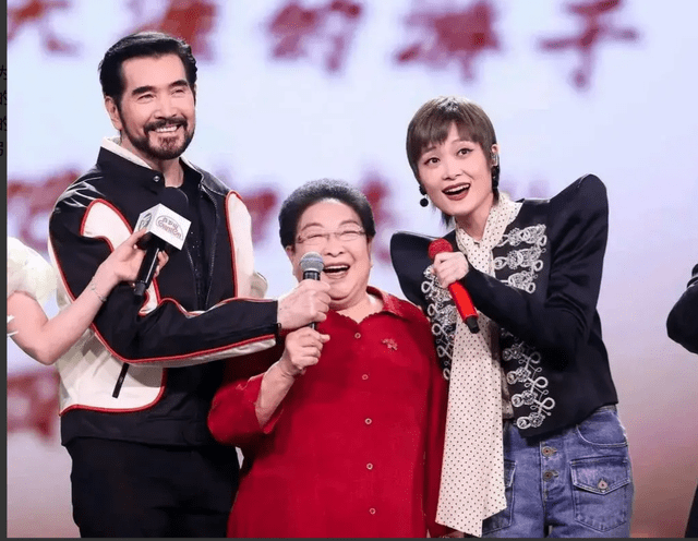 李宇春与费翔：娱乐圈的婚姻之谜与现实讽刺