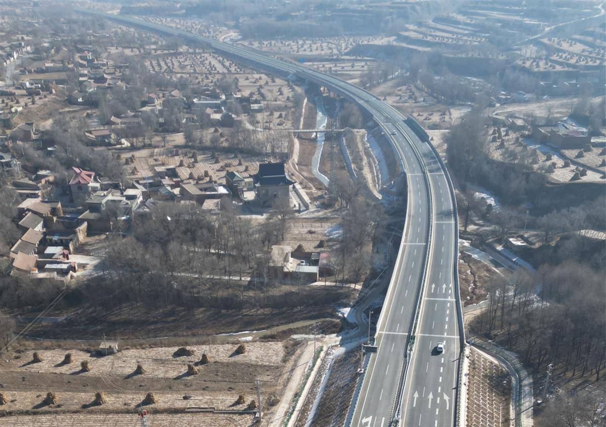 联投湖北路桥建功苍茫高原,甘肃安临公路全线通车