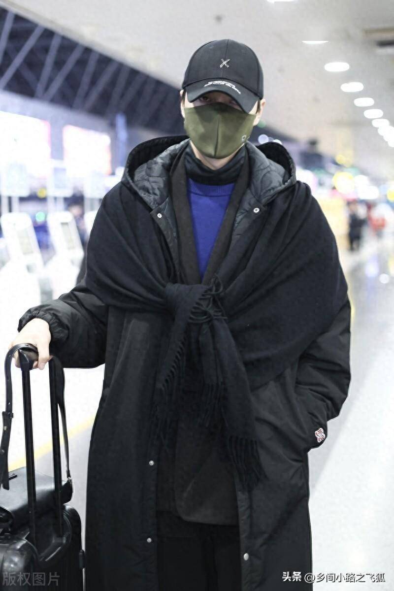 阿云嘎现身北京机场,身穿黑色棉服搭配围巾时尚帅气