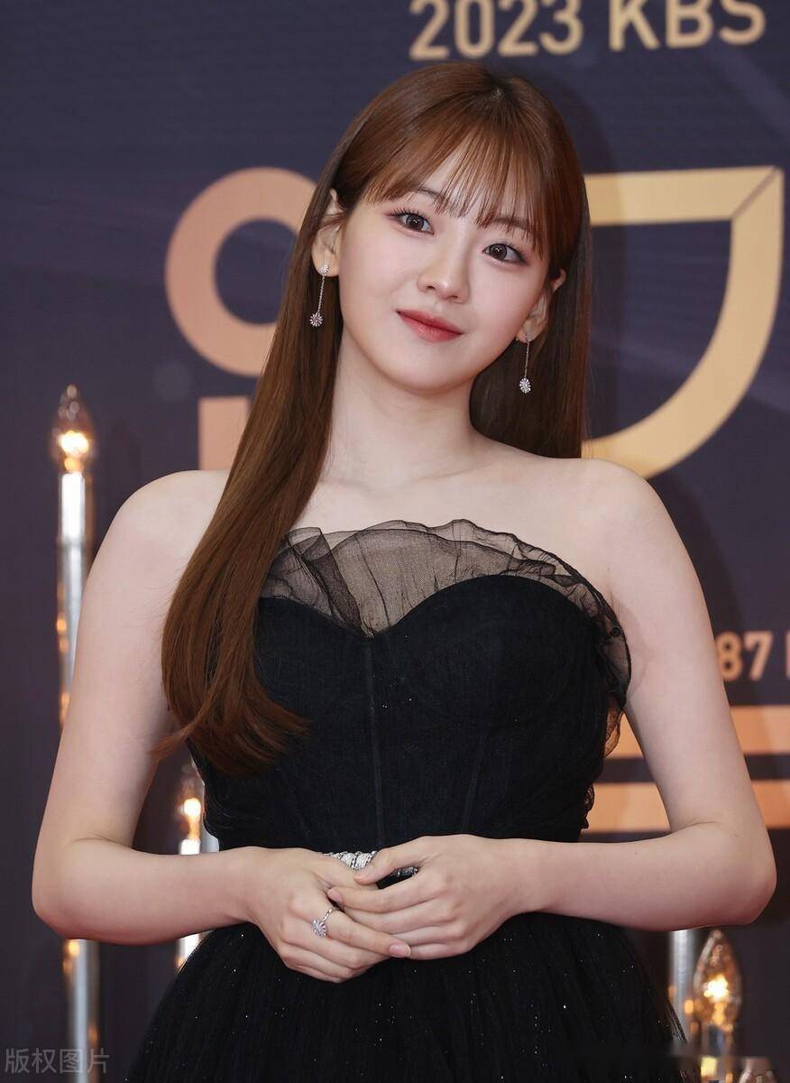 宝拉亮相2023kbs演技大赏红毯赵雅兰当地时间2023年12月31日,韩国首尔