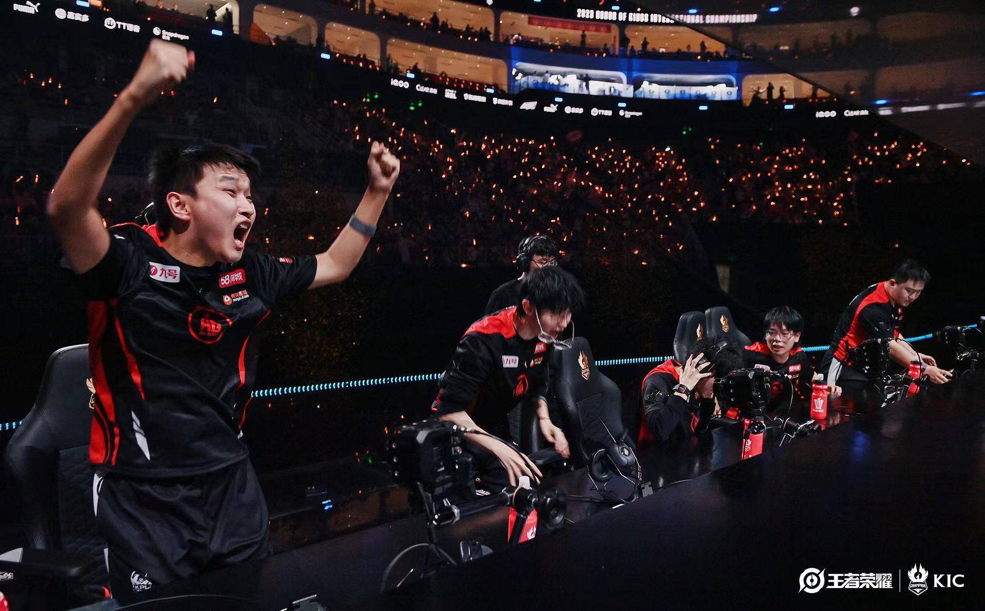 时隔4年再夺冠,坚持不懈才是电竞赛场最珍贵的内核