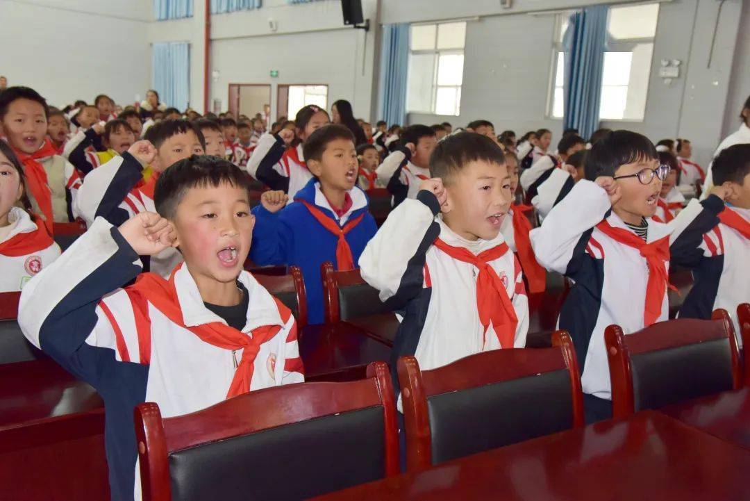 古城区文荣学校少先队迎来"新鲜血液"_少先队员_红领巾_光荣