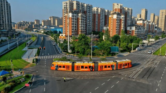 2023年12月28日,黃石有軌電車一期項目開通試運行正式迎來一週年.