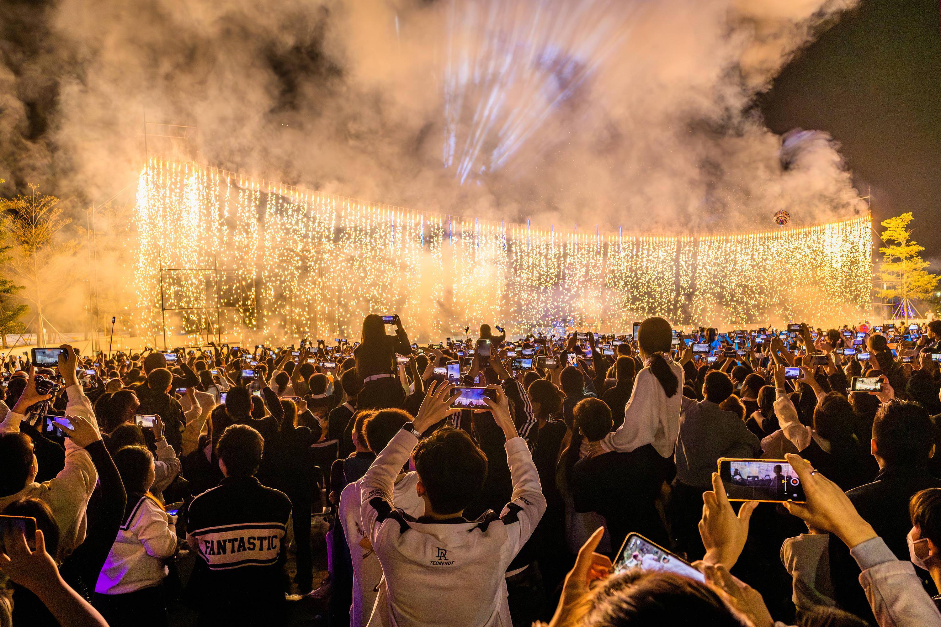 视频 全城倒数,烟花瀑布!滨海湾这个跨年夜"燃"爆了_活动_人们_音乐