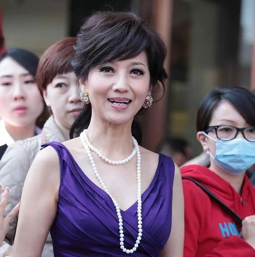 67岁赵雅芝离婚上热搜,前夫揭秘性丑闻:真实生活展现无遗_社会_个人