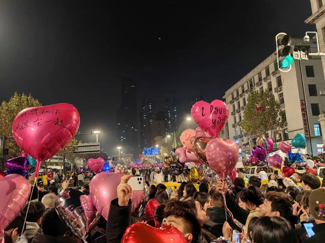 这…是跨年夜的青岛!五四广场挤到没信号,在石老人被踩了好几脚!