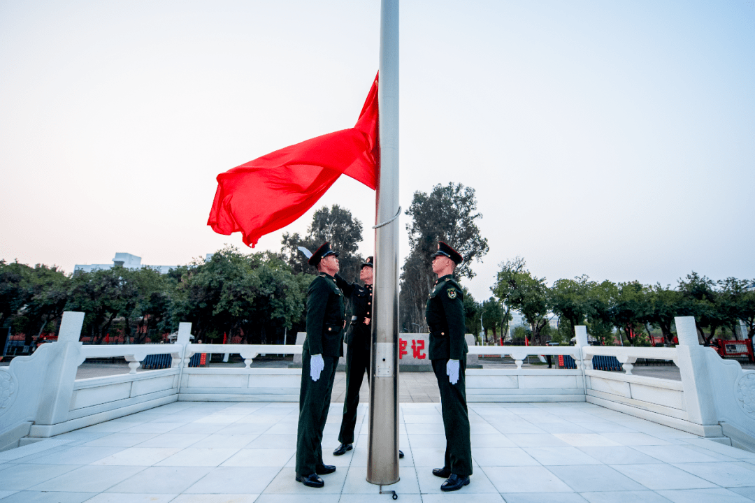 军人升国旗 壁纸图片