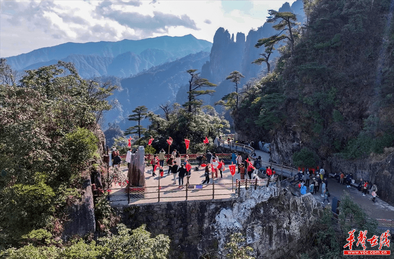 (眾多遊客在宜章縣莽山旅遊區觀光賞景,以休閒旅遊的方式喜迎新年.