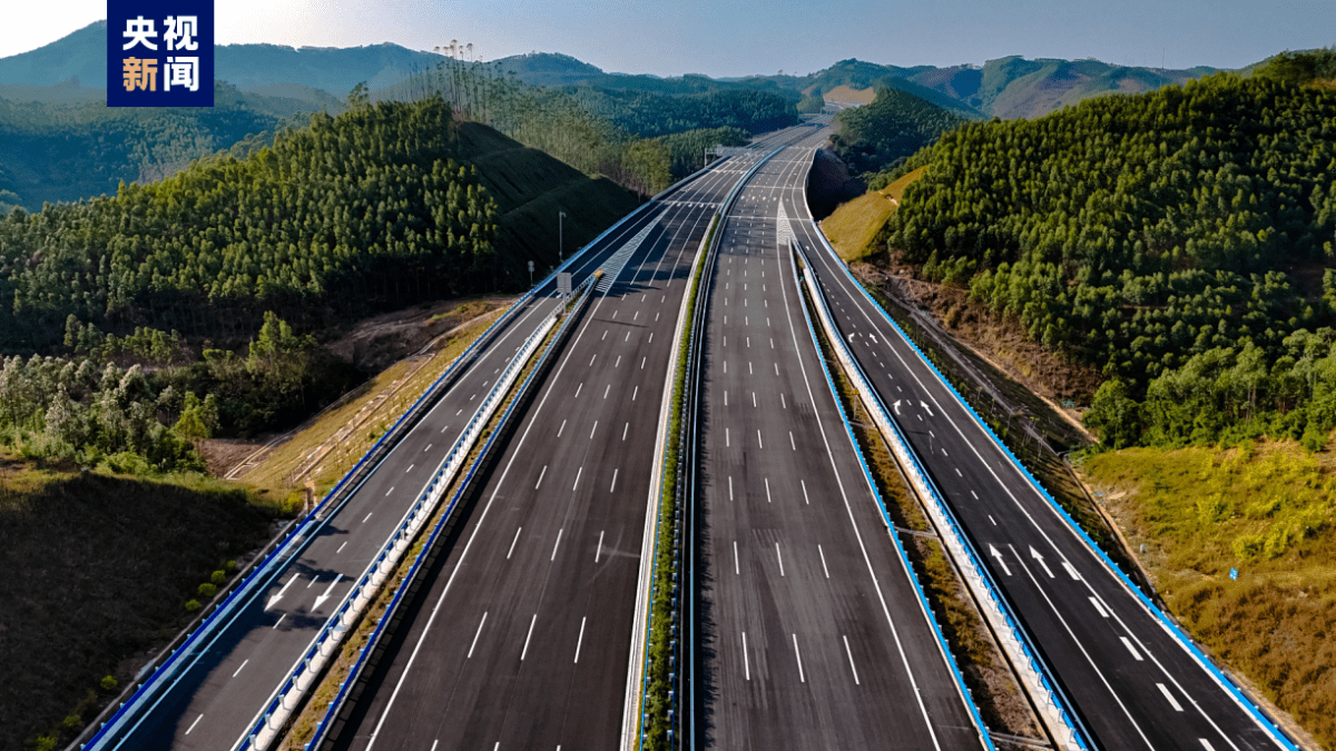 广西首条一次性建成双向八车道高速公路通车 深化对接粤港澳大湾区_施工_邕宁区_建设