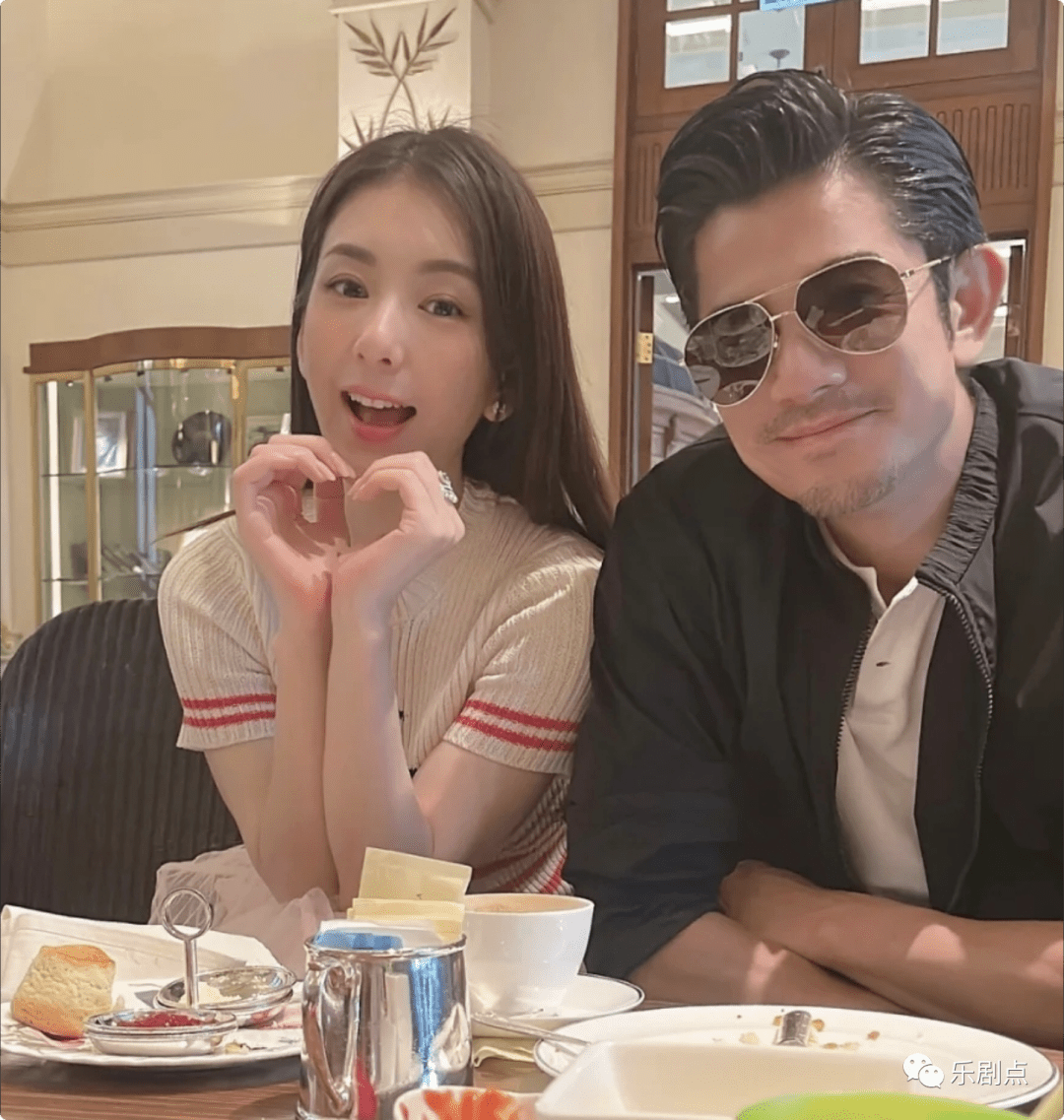 郭富城晒全家福迎新年,与方媛贴面合影,6岁长女高鼻梁遗传妈妈_天王