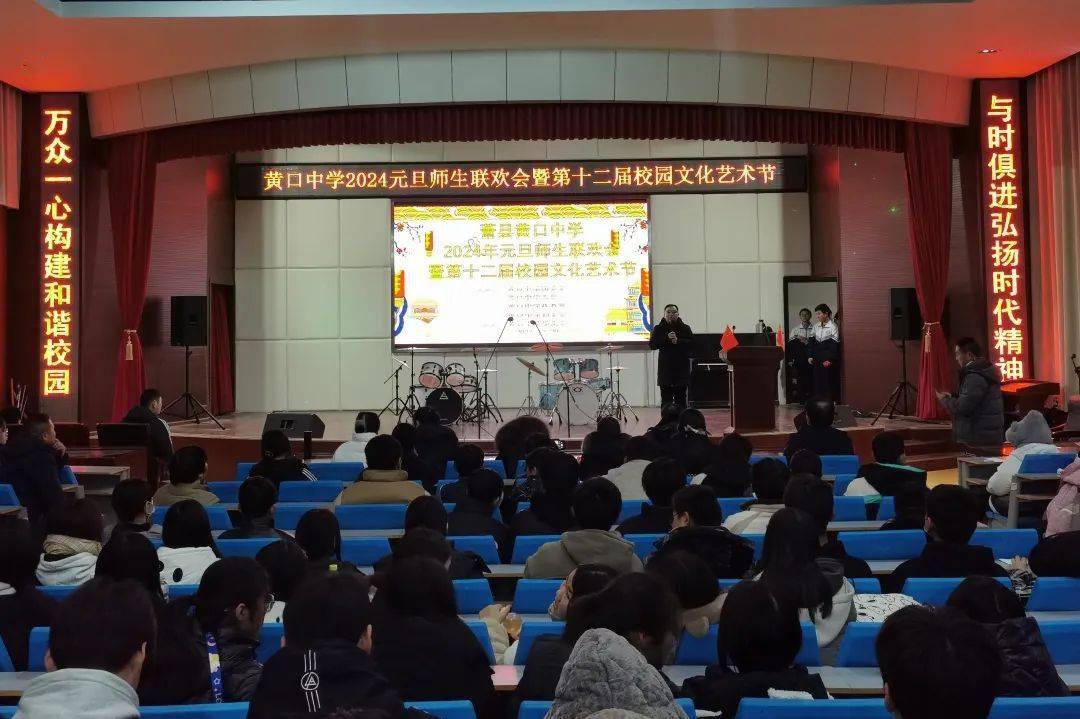 演出在架子鼓演奏《愛我中華》中拉開序幕,朗誦《中國少年》《我驕傲