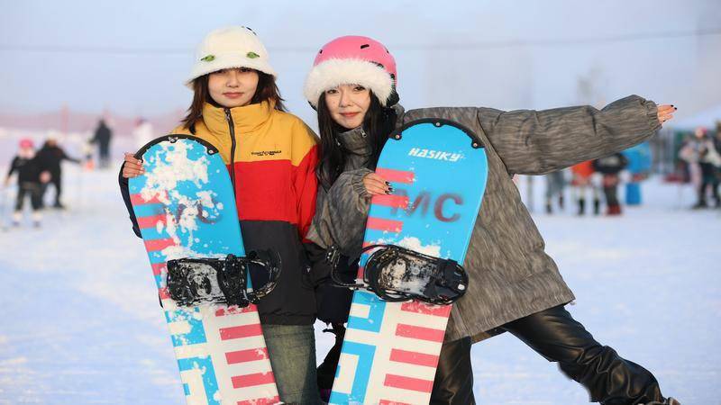 1月1日,遊客正在烏魯木齊市水磨溝區維斯特滑雪場滑雪.