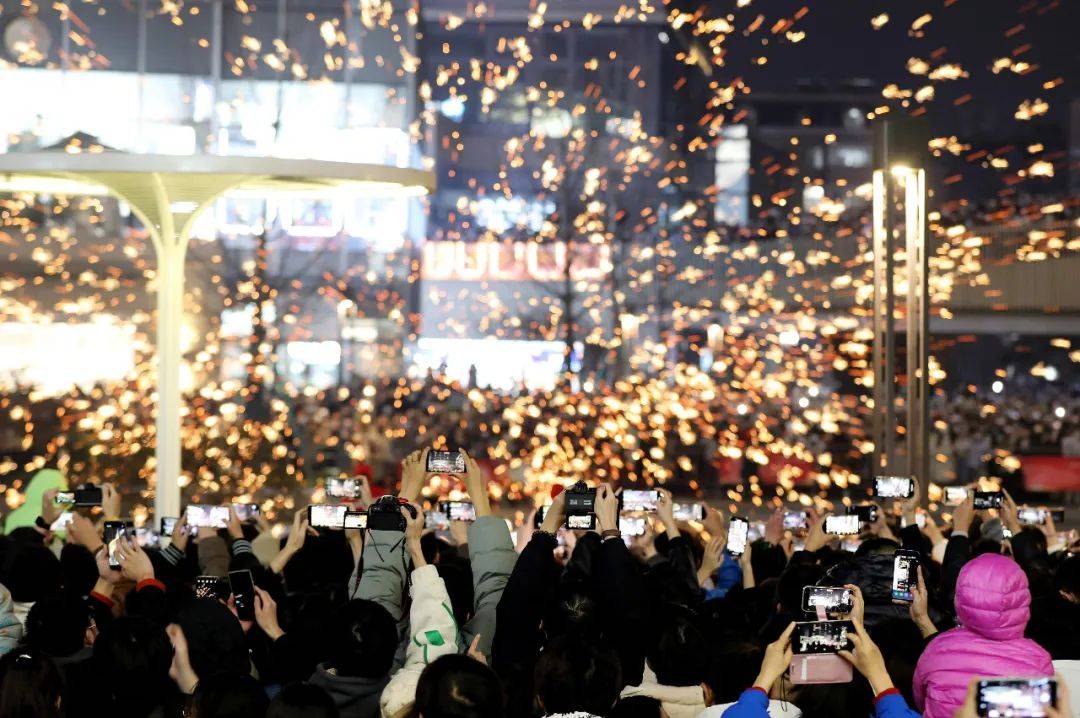 这…是跨年夜的青岛!五四广场挤到没信号,在石老人被踩了好几脚!