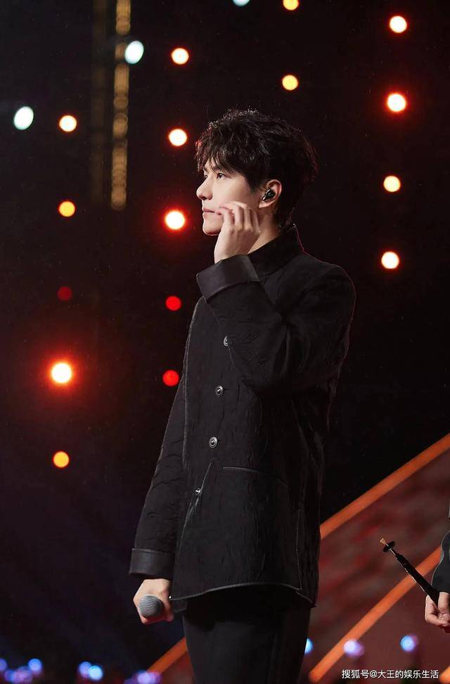 2023跨年盛典:张艺兴面纱震撼演绎,王一博龙族舞姿惊艳,杨紫长_晚会