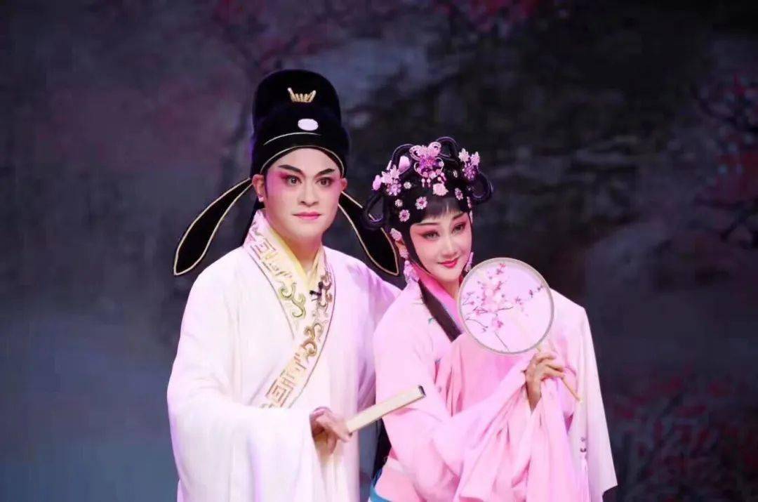 一幕贵妃梳妆为《序》风雅开场,《咏桂》《拾玉镯》《人面桃花》