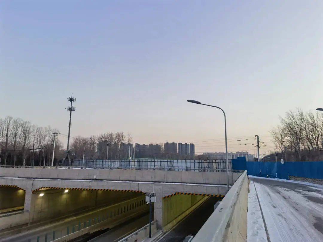 地图显示,在来广营北路铁路桥南北两侧均有掉头辅路,车辆可以由桥下绕