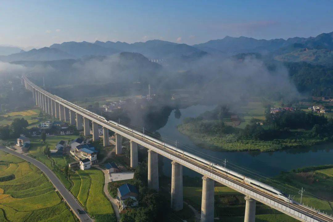 貴南高鐵盤清水江雙線特大橋沿線風光.旅遊業是高度市場化的產業.