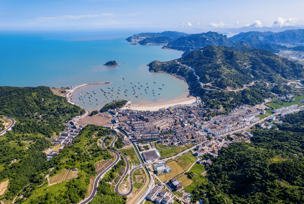 云上世界-赵高翔自驾在168黄金海岸线公路上,北边是植被茂盛的巍巍