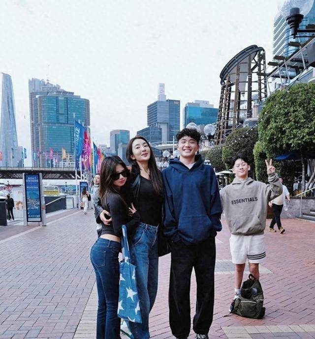 曹格前妻美到发光,12岁女儿长腿翘臀走纯欲风,14岁儿子阳光帅气