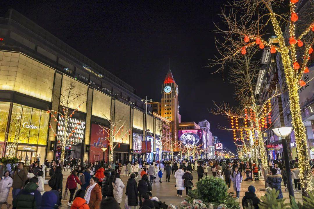 灯光璀璨!氛围已拉满,下班后来这里→_王府井_步行街_彩灯